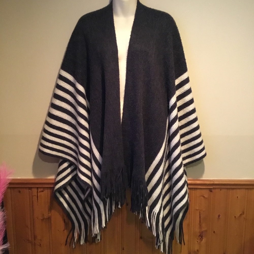 VINCE CAMUTO Shawl SZ O/S preloved in great condition super soft